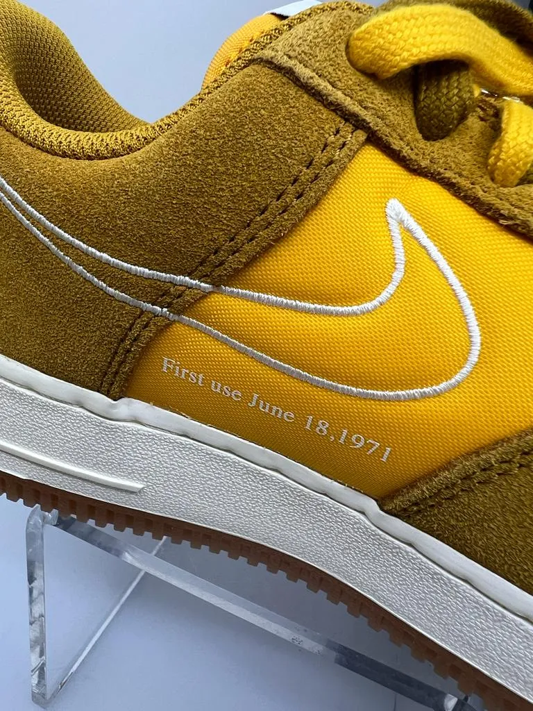 NIKE AIR FORCE 1 07 SE UNIVERSITY GOLD SNEAKERS