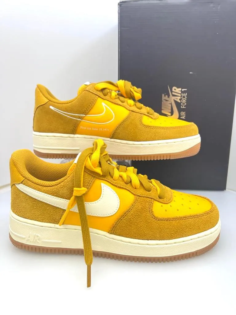 NIKE AIR FORCE 1 07 SE UNIVERSITY GOLD SNEAKERS