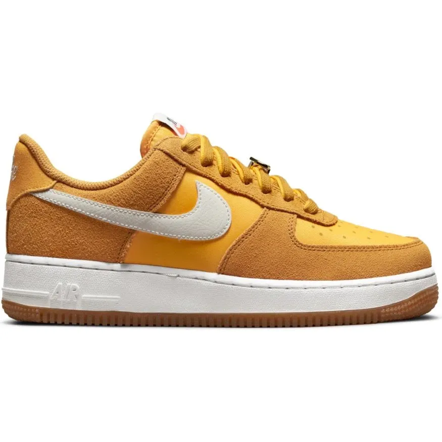 NIKE AIR FORCE 1 07 SE UNIVERSITY GOLD SNEAKERS