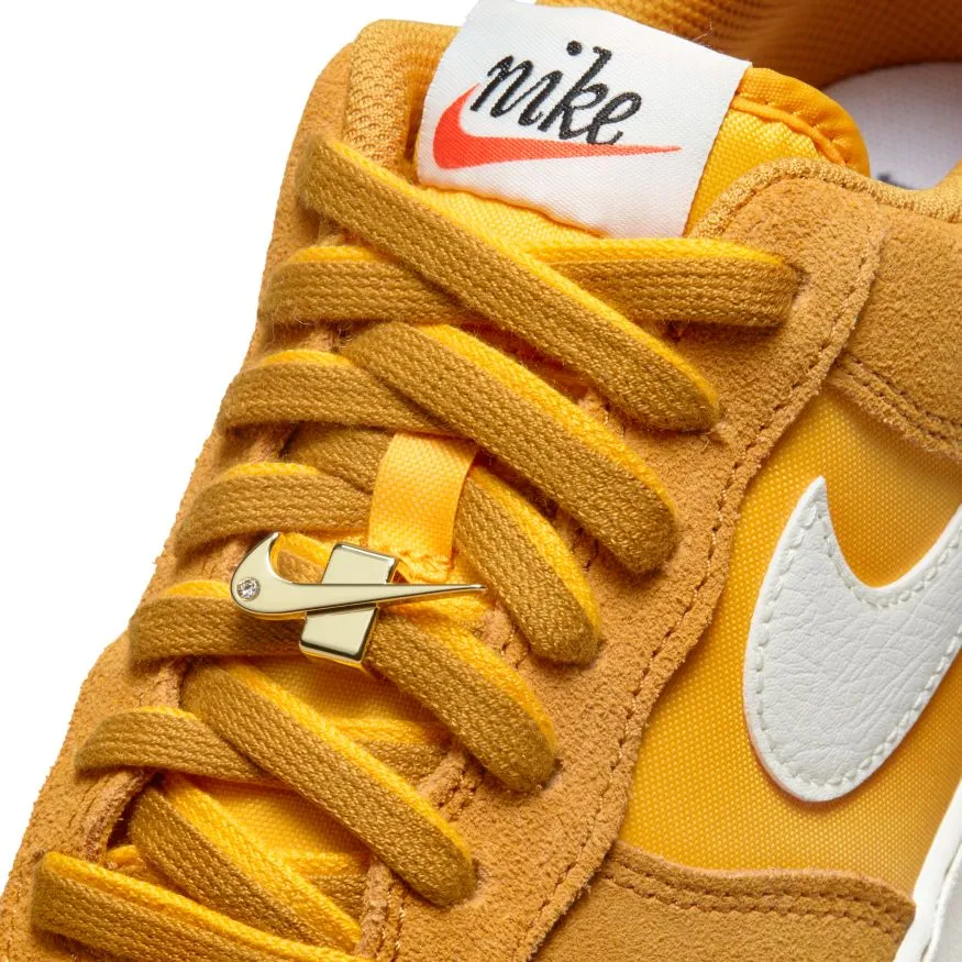 NIKE AIR FORCE 1 07 SE UNIVERSITY GOLD SNEAKERS