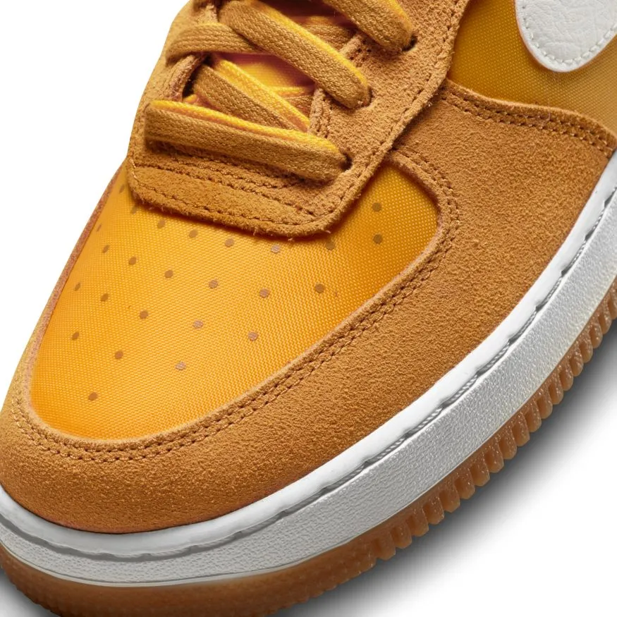 NIKE AIR FORCE 1 07 SE UNIVERSITY GOLD SNEAKERS