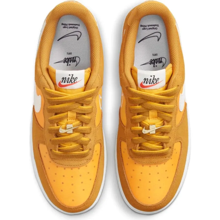 NIKE AIR FORCE 1 07 SE UNIVERSITY GOLD SNEAKERS