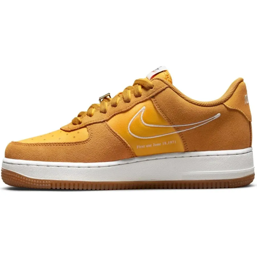 NIKE AIR FORCE 1 07 SE UNIVERSITY GOLD SNEAKERS