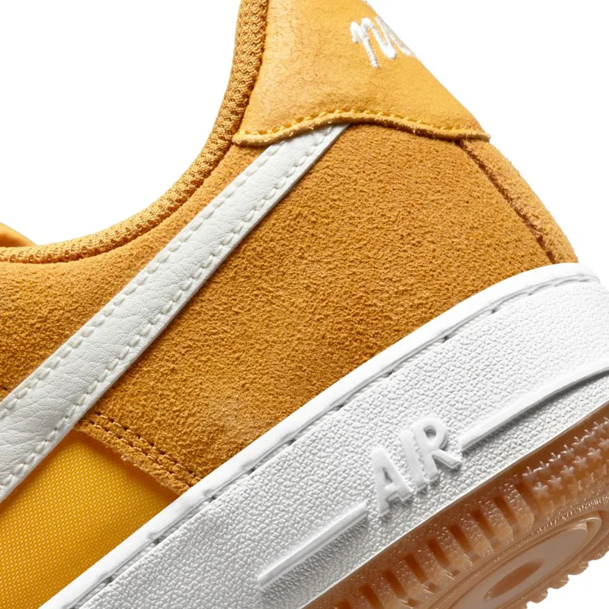 NIKE AIR FORCE 1 07 SE UNIVERSITY GOLD SNEAKERS