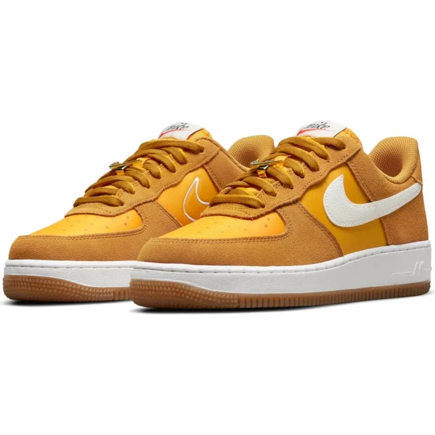 NIKE AIR FORCE 1 07 SE UNIVERSITY GOLD SNEAKERS