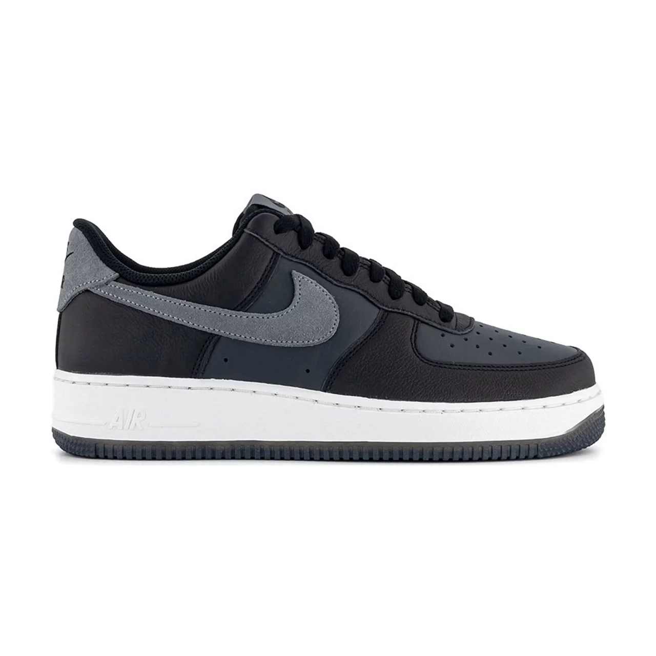 NIKE Air Force 1 07 Trainers - Black