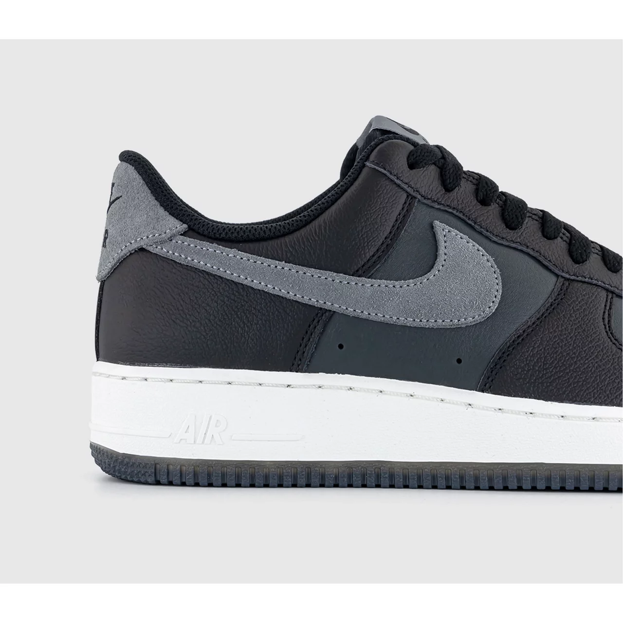 NIKE Air Force 1 07 Trainers - Black